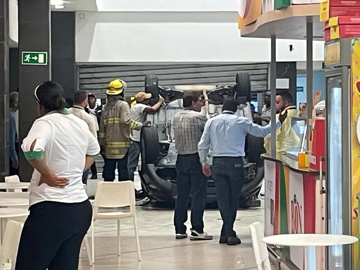 Conductor del vehículo que cayó desde parqueo de supermercado fue el único herido