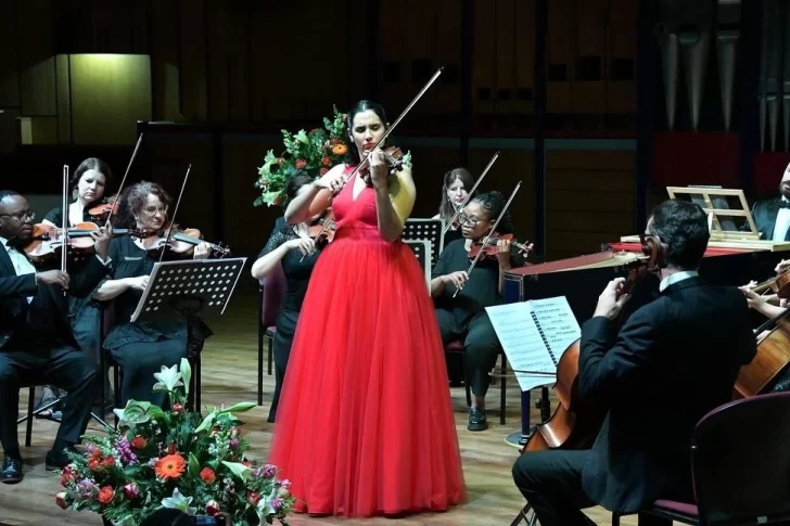 Violinista dominicana Aysha Syed ofrece concierto en Sudáfrica por el Día Internacional de la Eliminación de la Violencia contra la Mujer