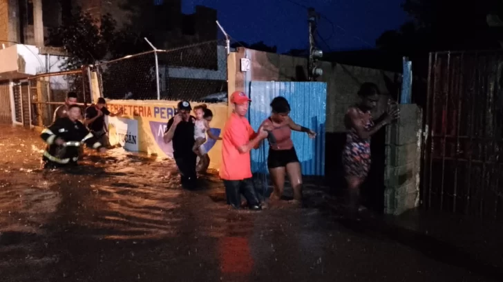 Cientos de familias afectadas por inundaciones en Mao