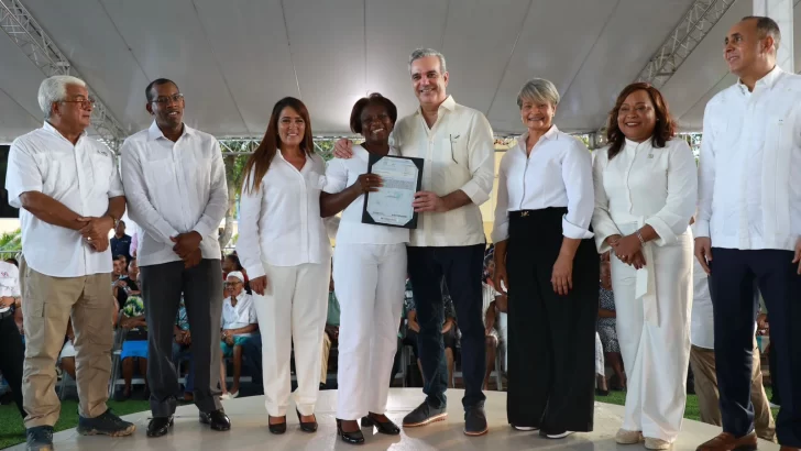 Presidente entrega 394 nuevos certificados de título de propiedad en San Pedro de Macorís Presidente entrega 394 nuevos certificados de título de propiedad en San Pedro de Macorís