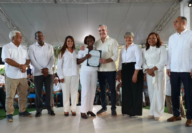 Presidente entrega 394 nuevos certificados de título de propiedad en San Pedro de Macorís