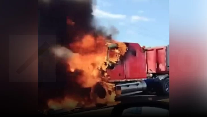 Patana se incendia en avenida Nicolás de Ovando con Máximo Gómez