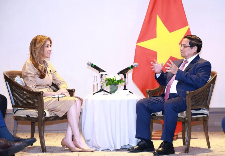 Carolina Mejía sostiene encuentro con el primer ministro de Vietnam