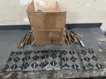 Confiscan cinco láminas de cocaína camufladas en cajas de tabacos