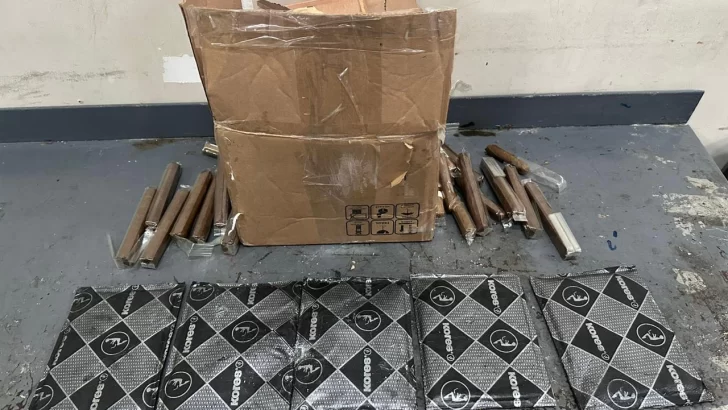 Confiscan cinco láminas de cocaína camufladas en cajas de tabacos