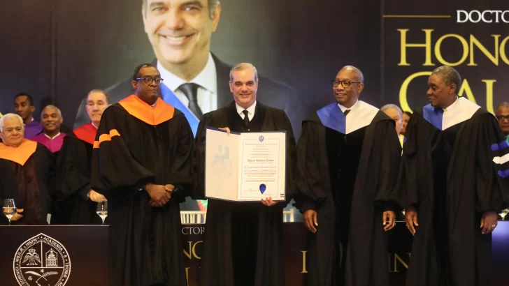 Presidente Abinader recibe doctorado honoris causa de la UASD