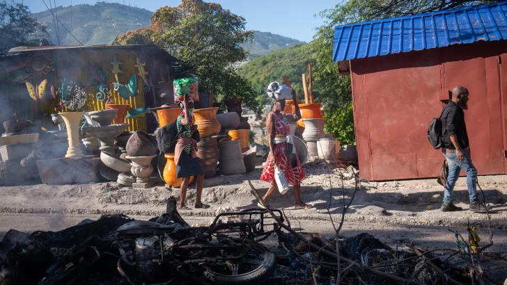 Civiles y policías contraatacan y matan este martes a una treintena de pandilleros haitianos