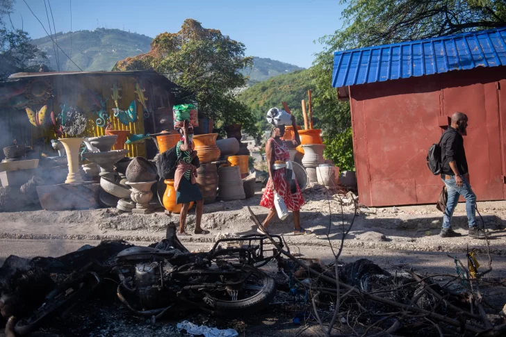 Civiles y policías contraatacan y matan este martes a una treintena de pandilleros haitianos