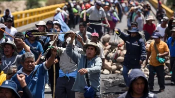 El gobierno boliviano denuncia que más de 200 soldados fueron tomados como rehenes por simpatizantes de Evo Morales