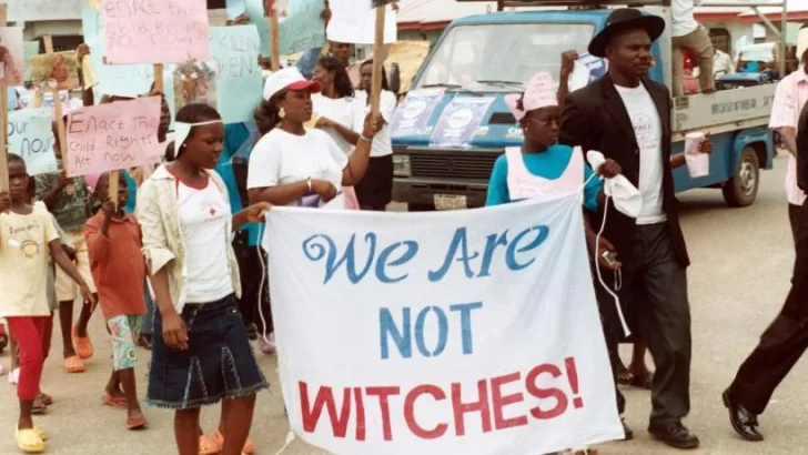 El hombre que lucha contra las 'cazas de brujas' en Nigeria