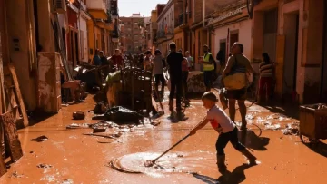 'El gobierno no está haciendo nada. Solo la gente joven nos está ayudando': la indignación por la insuficiente ayuda en la tragedia en España