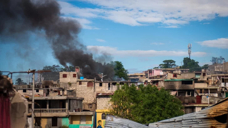 Gobierno haitiano expresa indignación por incendio de mítico hotel a manos de pandilleros