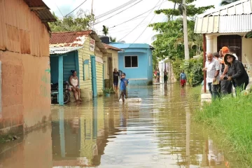 Paliza recorre zonas afectadas en Cabarete por lluvias