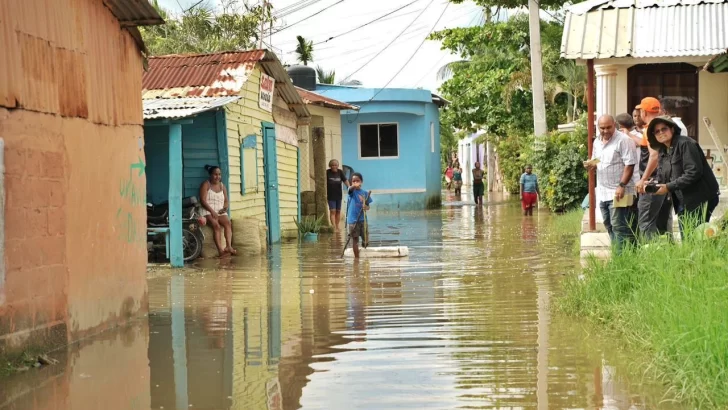 Paliza recorre zonas afectadas en Cabarete por lluvias