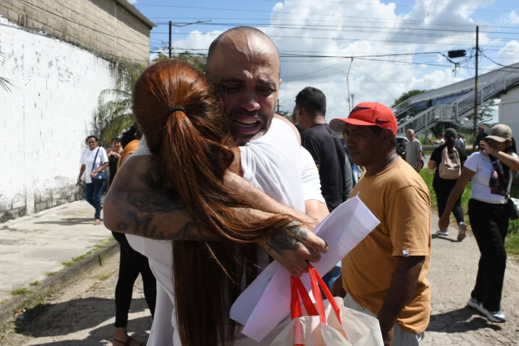 Las autoridades de Venezuela excarcelan a decenas de opositores detenidos tras las elecciones, según grupos activistas