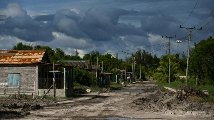 El huracán Rafael sale de Cuba y deja a la isla a oscuras