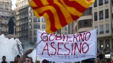 España: miles de personas protestan contra la gestión de las inundaciones en Valencia