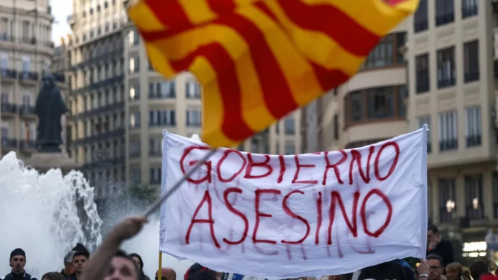 España: miles de personas protestan contra la gestión de las inundaciones en Valencia