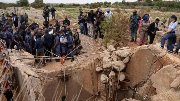 'La vida bajo tierra es brutal, muchos no salen vivos': las ciudades subterráneas en las que transcurre el despiadado negocio de la minería ilegal en Sudáfrica