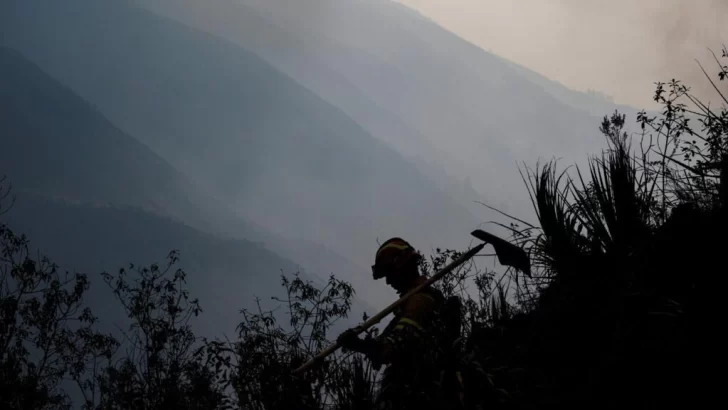 Ecuador declara 60 días de emergencia nacional por incendios y disminuye horas en cortes de energía diarios