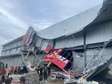 Dos heridos leves deja derrumbe en plaza comercial en construcción