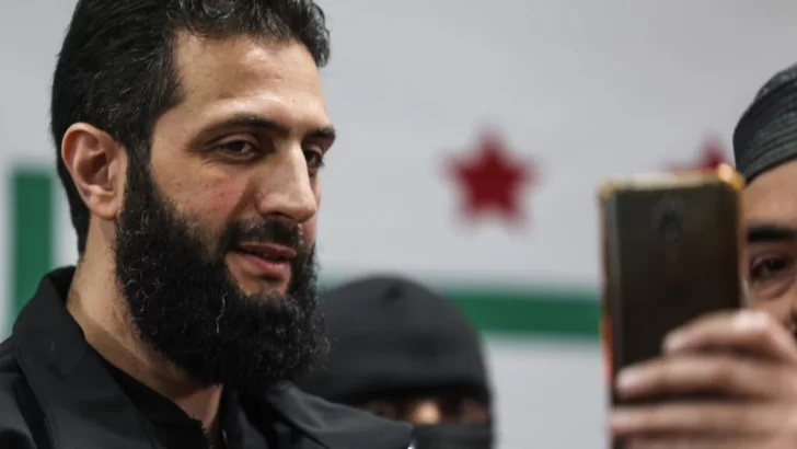 La apuesta de los rebeldes islamistas del HTS para seducir y conquistar el poder en Siria