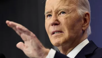 Biden firma proyecto de ley que evita cierre del gobierno tras días de agitación en Washington