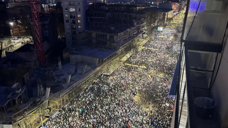 Serbia: miles de personas se toman las calles de Belgrado en protesta contra el Gobierno populista