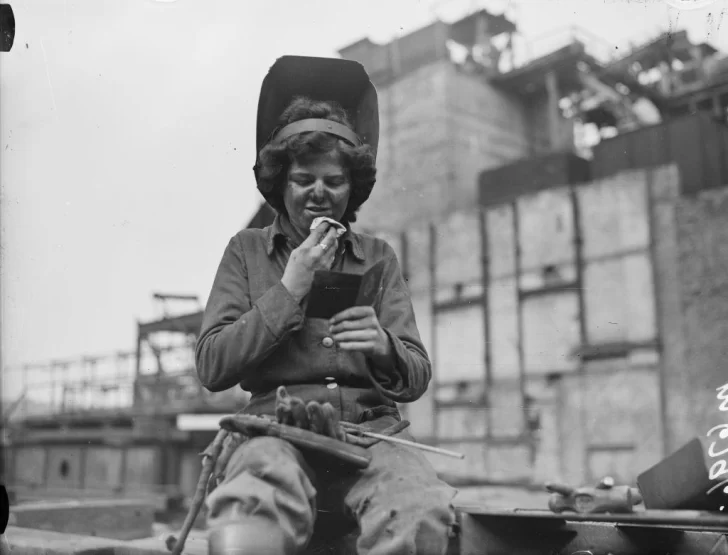 El puente de Londres que fue construido por mujeres (y cómo una soldadora llamada Dorothy ayudó a recuperar su olvidada historia)