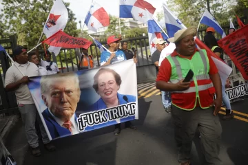 Sindicatos de Panamá protestan frente la embajada de EE.UU. contra Trump