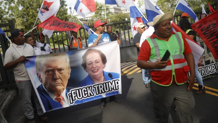 Sindicatos de Panamá protestan frente la embajada de EE.UU. contra Trump