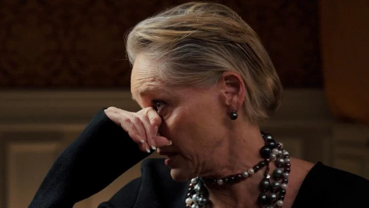 'Me lo tatuaría en el interior de los párpados': el mensaje de Sharon Stone para su yo más joven que la hizo llorar en una entrevista con la BBC