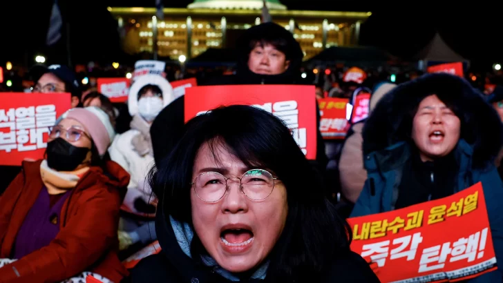 Miles de personas salen a protestar en Corea del Sur después de que el Parlamento no destituyera al presidente