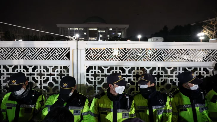 Por qué el presidente de Corea del Sur declaró repentinamente la ley marcial y la retiró horas después en medio de protestas y el rechazo parlamentario