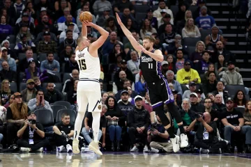 Jokic reina en el caos en Sacramento y Harden reactiva a los Clippers