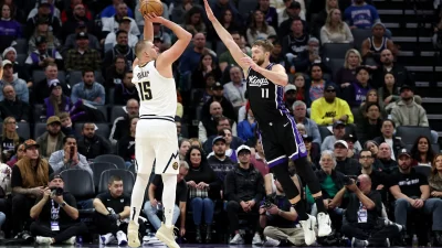 Jokic reina en el caos en Sacramento y Harden reactiva a los Clippers