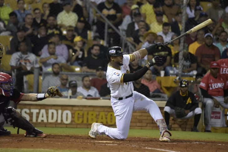 Águilas remontan ante Leones y Gigantes vencen a Estrellas