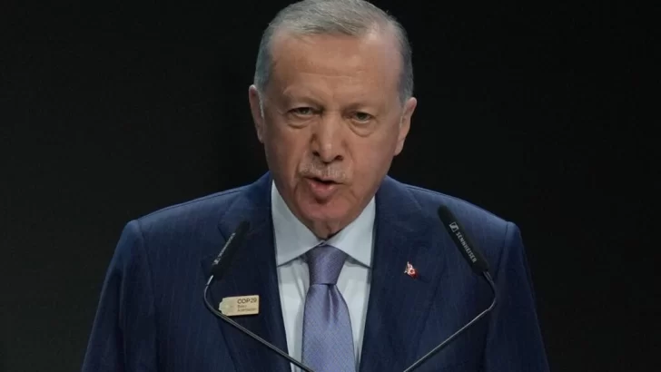 Erdogan aumenta la presión sobre Damasco mostrando su apoyo al avance rebelde