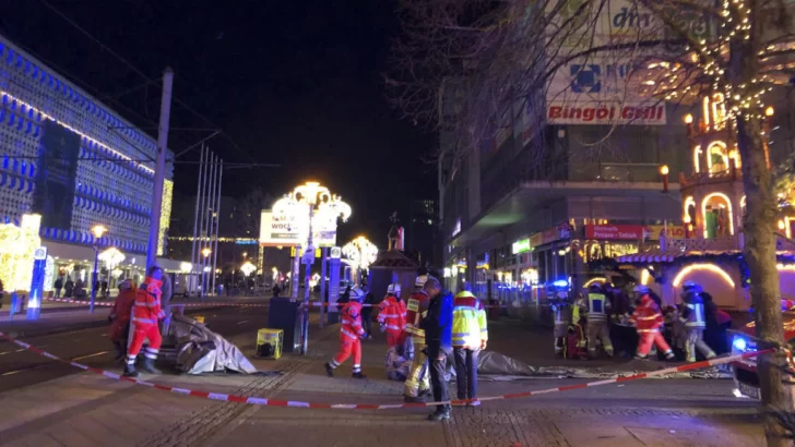 Un vehículo arrolla a una multitud en un mercado navideño en el este de Alemania