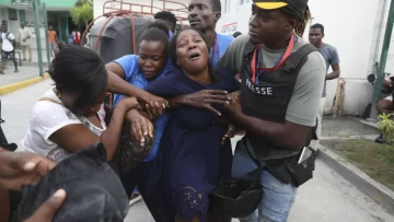 Asesinan a dos periodistas y un policía al reabrir un hospital de Puerto Príncipe