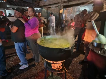 Protestan con “asopaos populares navideños en lucha”