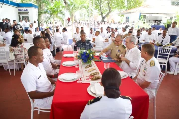 Abinader almuerza con miembros de la Armada y la Fuerza Aérea de la República Dominicana