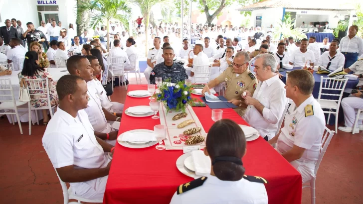 Abinader almuerza con miembros de la Armada y la Fuerza Aérea de la República Dominicana