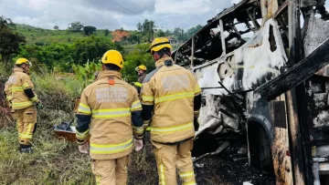 Brasil: más de 30 personas muertas tras el choque entre un autobús y un camión