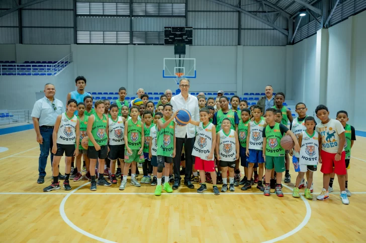 Banco Popular remoza cancha deportiva en Villa Tapia