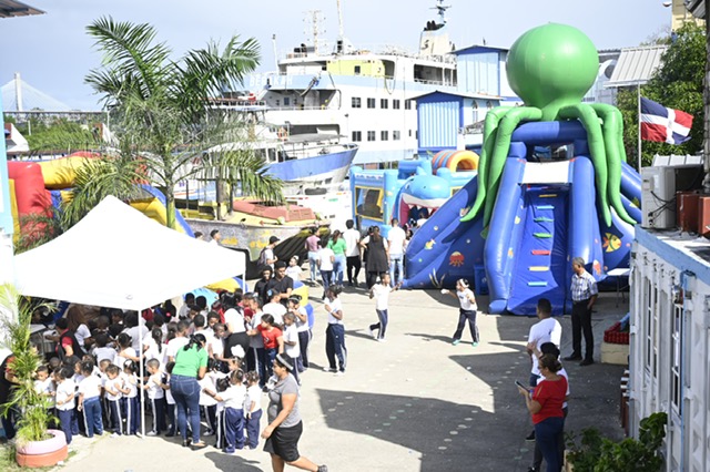 Dia-divertido-en-el-Dique-por-el-Voluntariado-Banreservas