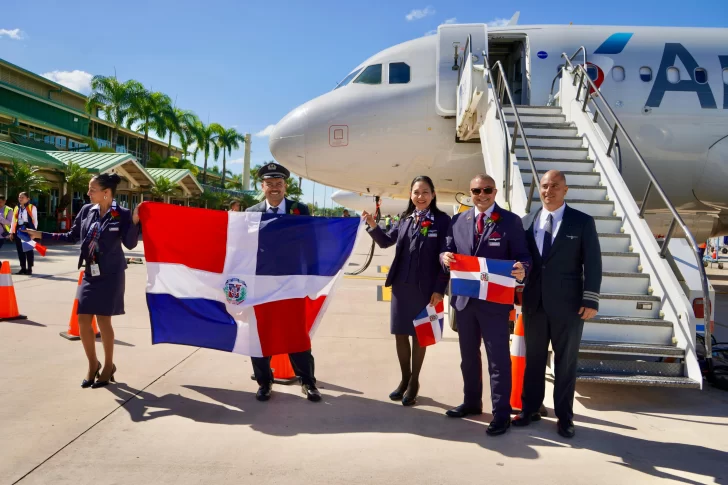 El-Capitan-Dominguez-y-su-tripulacion-del-avion-de-American-Airlines-al-pisar-suelo-dominicano-en-La-Romana-728x485