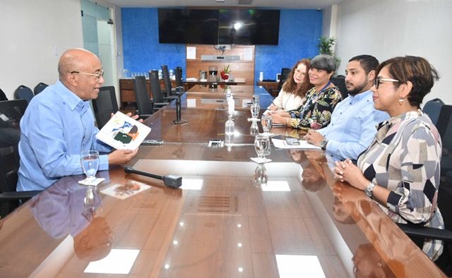 Viceministra Olaya Dotel Caraballo recibe reconocimiento de embajador dominicano en Colombia por esfuerzos de cooperación bilateral
