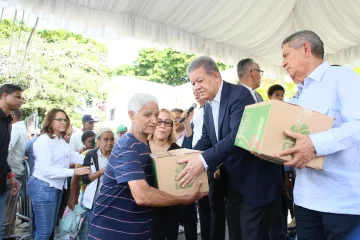 Leonel entrega cajas navideñas a personas de escasos recursos