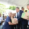 Leonel entrega cajas navideñas a personas de escasos recursos